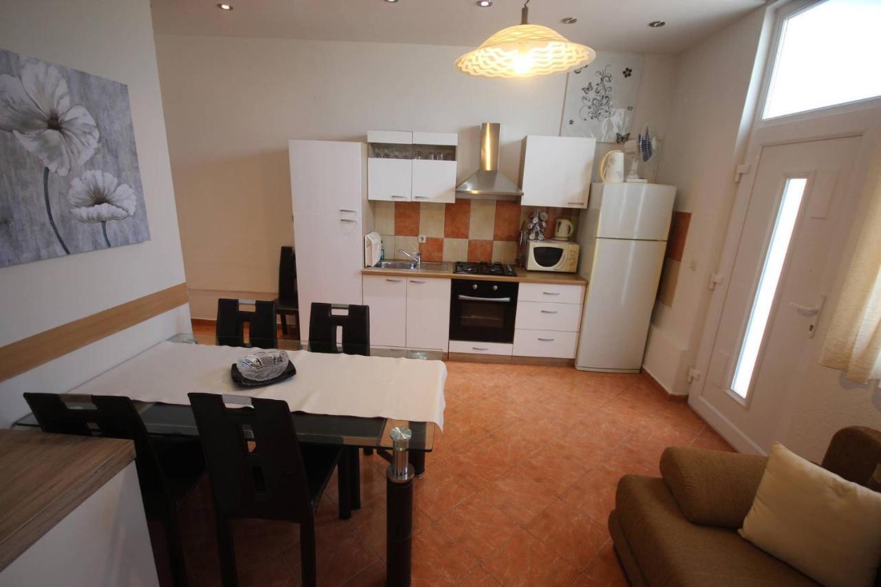 Apartament Family Mirela Borik