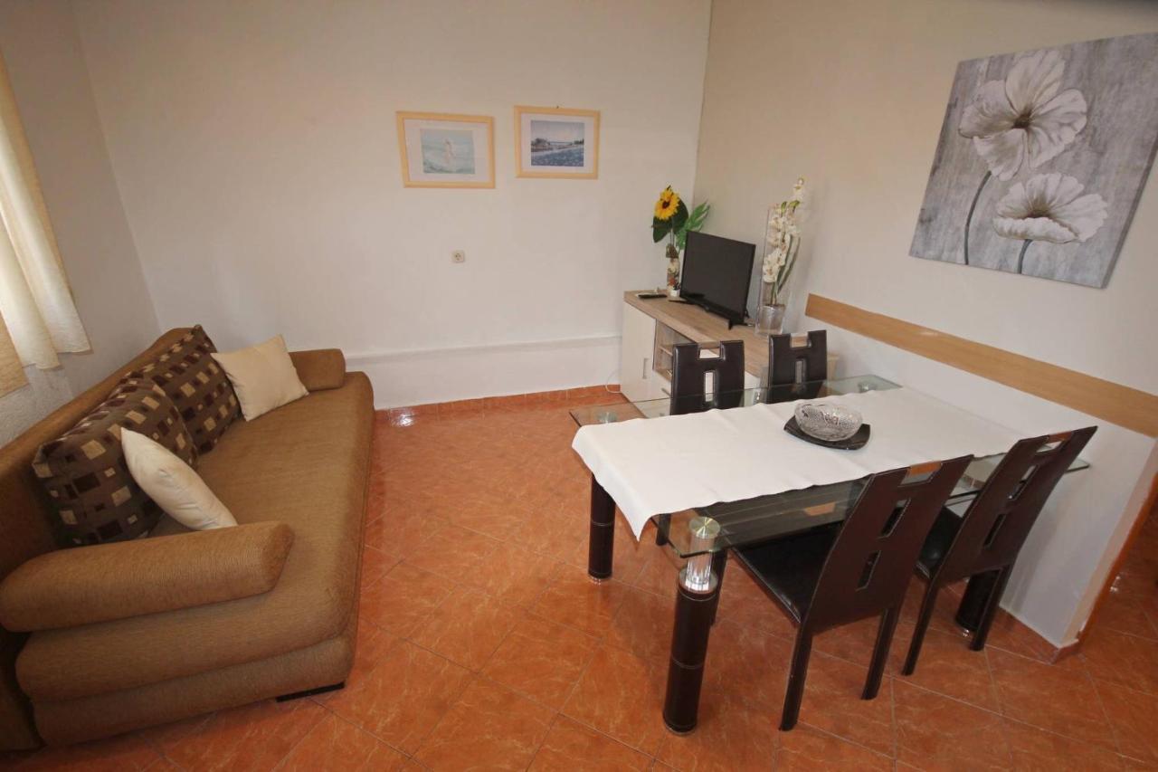 Apartament Family Mirela Borik